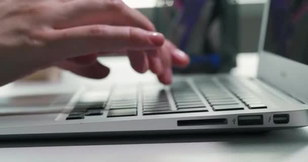 女性の手のクローズ アップ ノート パソコン キーボードで入力します — ストック動画
