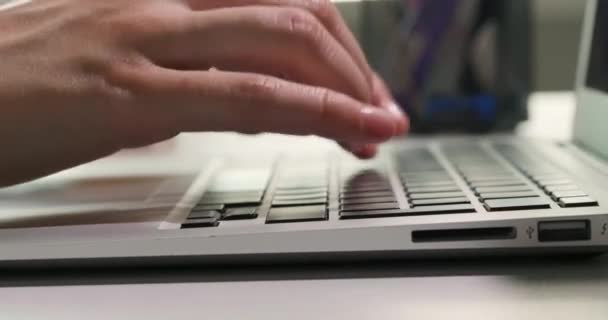 女手特写笔记本电脑键盘上打字 免版税图库视频