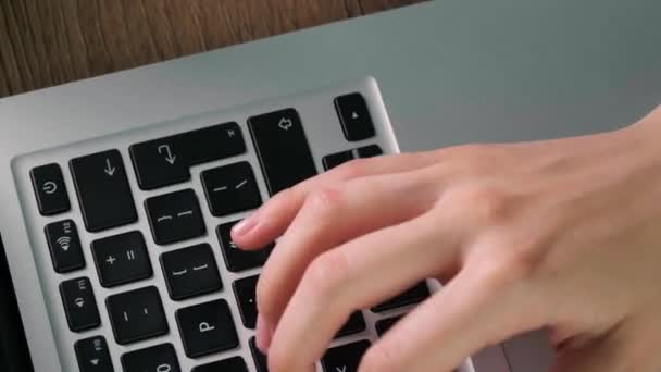 Жіночі Руки Друкуються Клавіатурі Ноутбука Крупним Планом Плоский Прошарок — стокове відео