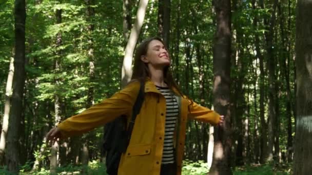 Єдність Природою Красива Жінка Насолоджується Прогулянкою Лісі — стокове відео