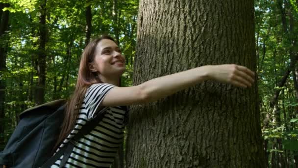 Unité Avec Nature Belle Femme Étreignant Arbre Dans Forêt — Video
