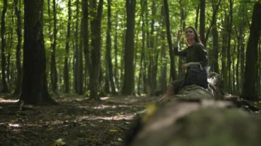 Doğayla birlik. Ormanda oturan kadın