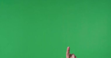 Krom anahtar arkaplanındaki sanal ekrana tıklayan kadın el, yakın plan