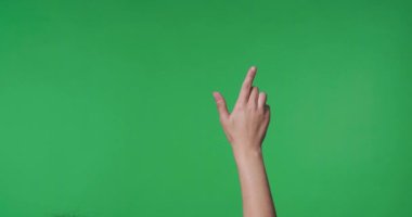 Krom anahtar arkaplan üzerinde sanal ekrana kaydırılan kadın el, yakın plan