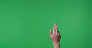 Krom anahtar arkaplan üzerinde sanal ekrana kaydırılan kadın el, yakın plan