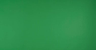 Krom anahtar arkaplanındaki sanal ekrana tıklayan kadın el, yakın plan