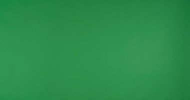 Krom anahtar arkaplanındaki sanal ekrana dokunan kadın eli, yakın plan