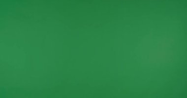 Krom anahtar arkaplan üzerinde kadın el sanal ekrana sürükleniyor, yakın plan