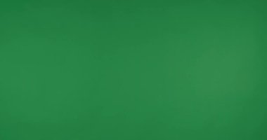 Krom anahtar arkaplan üzerinde kadın el dokunma ve sanal ekrana sürükleme, yakın plan