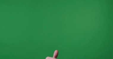 Krom anahtar arkaplanındaki sanal ekrana dokunan kadın eli, yakın plan