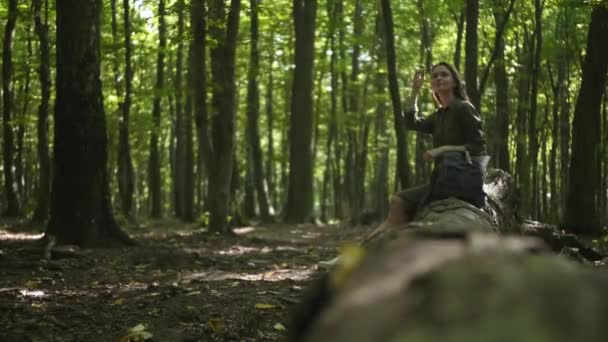 自然との統一 森に座っている女性 — ストック動画