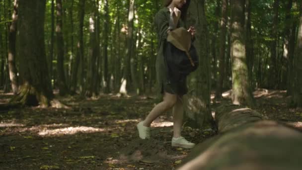 自然との統一 森で散歩を楽しんでいる幸せな女性 — ストック動画
