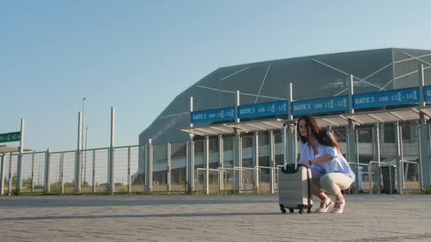 Mladá Žena Kufrem Chytání Taxi Blízkosti Letiště — Stock video