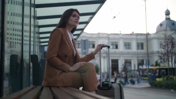 Krásná Podnikatelka Kufříkem Kontrolu Času Při Čekání Taxi Městě — Stock video