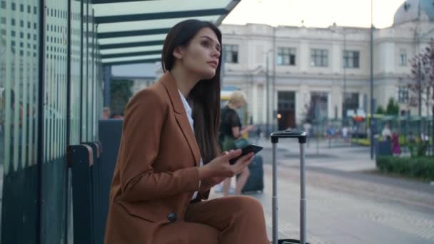 Lvov Ukrajina Srpna 2022 Krásná Podnikatelka Kufříkem Chytání Taxi Městě — Stock video