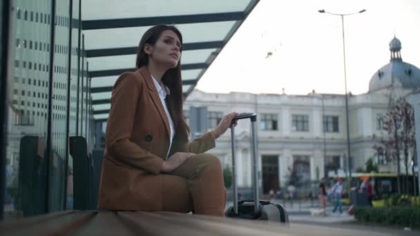 Krásná Podnikatelka Kufříkem Kontrolu Času Při Čekání Taxi Městě — Stock video