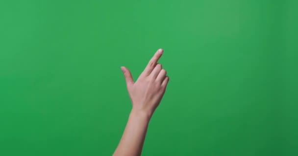 クロマキーバックグラウンドで仮想画面にドラッグする女性手 クローズアップ — ストック動画