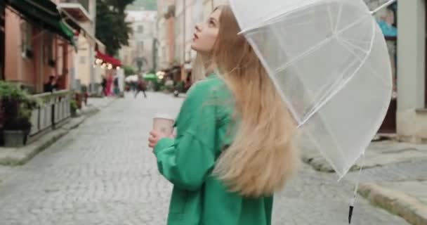 Mulher Bonita Nova Com Guarda Chuva Transparente Bebida Takeaway Andando — Vídeo de Stock