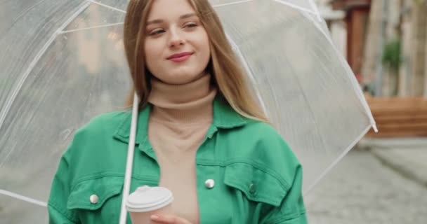 Fiatal Gyönyörű Átlátszó Esernyővel Kávézás Városban — Stock videók
