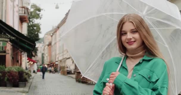 Fiatal Gyönyörű Átlátszó Esernyővel Mosolyog Városban — Stock videók