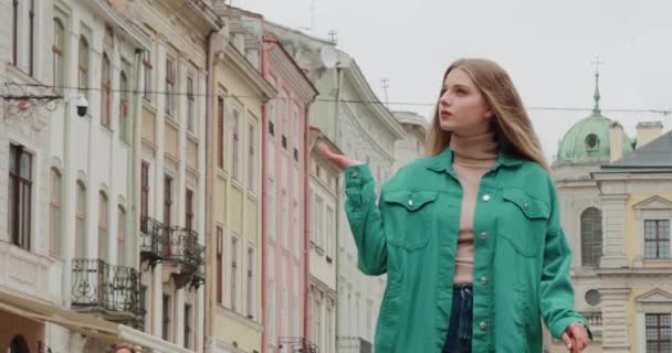 Junge Schöne Frau Öffnet Roten Regenschirm Wenn Der Stadt Regnen — Stockvideo