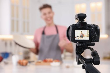 Yemek blogcusu mutfakta video kaydediyor, kameraya odaklan