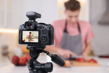 Mutfakta video kaydederken yemek blogcusu yemek pişiriyor, kameraya odaklan
