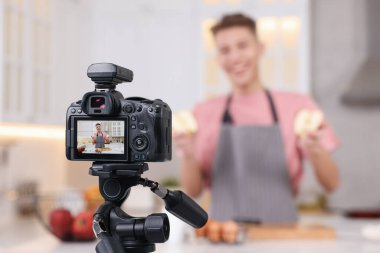Yemek blogcusu mutfakta video kaydediyor, kameraya odaklan