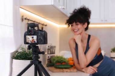 Yemek blogcusu mutfakta video kaydederken bir şey anlatıyor, kameraya odaklan