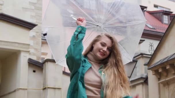 Junge Glückliche Frau Mit Regenschirm Der Der Stadt Tanzt Blick — Stockvideo