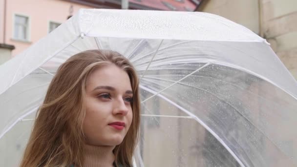Femeie Tânără Frumoasă Umbrelă Transparentă Oraș Ziua Ploioasă — Videoclip de stoc