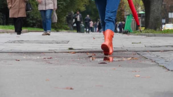 Женщина Ярко Оранжевых Ботинках Идет Камере Улице Крупным Планом — стоковое видео