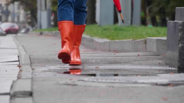Frau Leuchtend Orangefarbenen Regenstiefeln Geht Großaufnahme Auf Kamera — Stockvideo