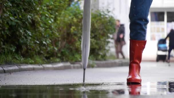 Woman Bright Orange Rain Boots Having Fun City Closeup — Stock Video