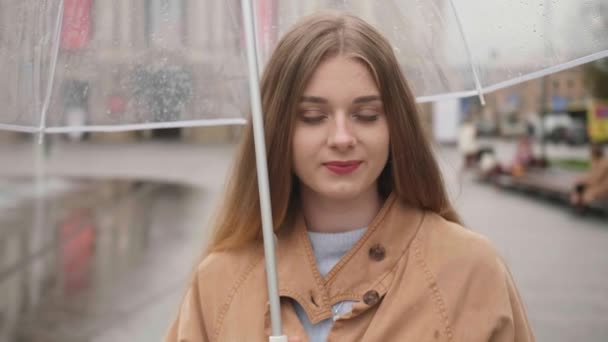 屋外で笑顔の傘を持った若い美しい女性 — ストック動画