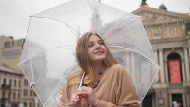 Junge Glückliche Frau Mit Regenschirm Der Stadt — Stockvideo