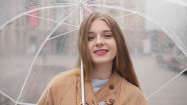 Joven Hermosa Mujer Con Paraguas Sonriendo Aire Libre Vídeo De Stock