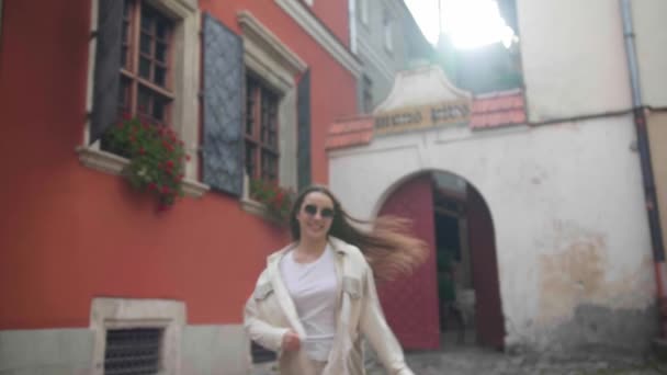 Mujer Joven Feliz Gafas Sol Sonriendo Calle Ciudad Clip De Vídeo