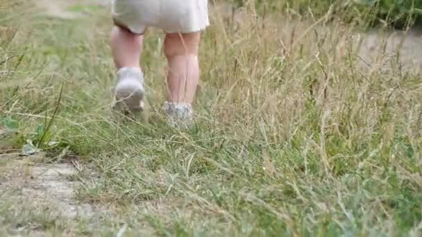 Küçük Bebek Dışarıda Yürüyor Yakın Plan Kamera Çocuğu Takip Ediyor — Stok video
