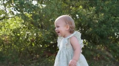 Dışarıda dolaşan sevimli küçük bir kız. Kamera çocuğu takip ediyor