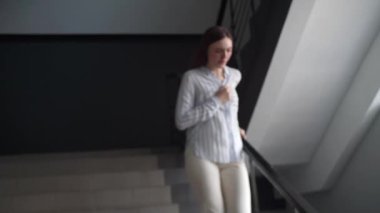 Merdivenlerde kalp krizi geçiren bir kadın.