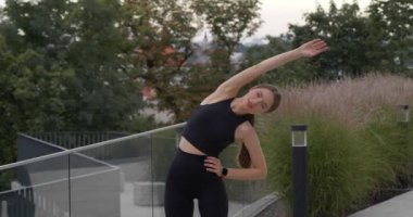 Dışarı çıkmadan önce spor yapan genç bir kadın.