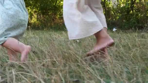 Мати Дочкою Біжить Босоніж Зеленій Траві Крупним Планом Камера Після — стокове відео