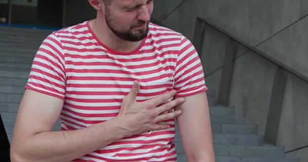 外の階段で心臓発作を起こした男 クローズアップ — ストック動画