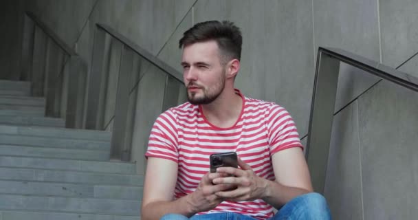 Mann Erleidet Herzinfarkt Auf Treppe Freien — Stockvideo