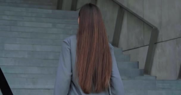 Merdivenlerde Kalp Krizi Geçiren Bir Kadın — Stok video