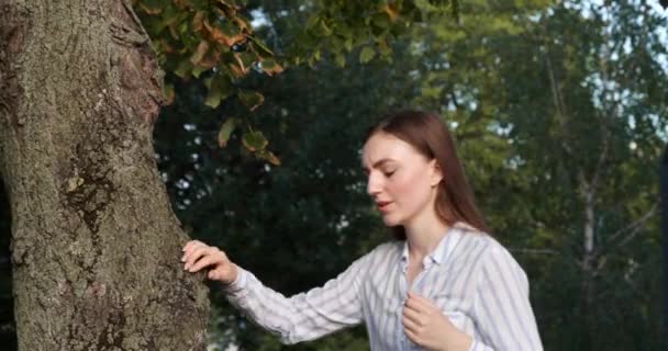 Frau Erleidet Herzinfarkt Nahe Baum Park — Stockvideo