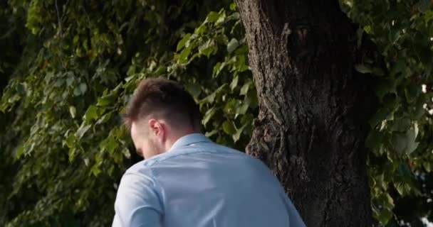 Άνθρωπος Έχει Καρδιακή Προσβολή Κοντά Δέντρο Στο Πάρκο — Αρχείο Βίντεο