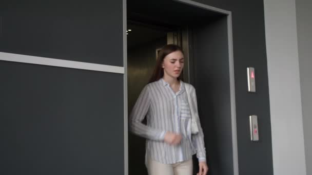 Жінка Серцевим Нападом Поруч Ліфтом — стокове відео