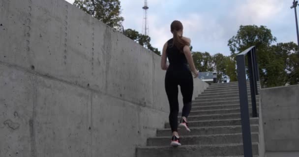 Молода Спортивна Жінка Біжить Сходах Відкритому Повітрі Вид Ззаду — стокове відео
